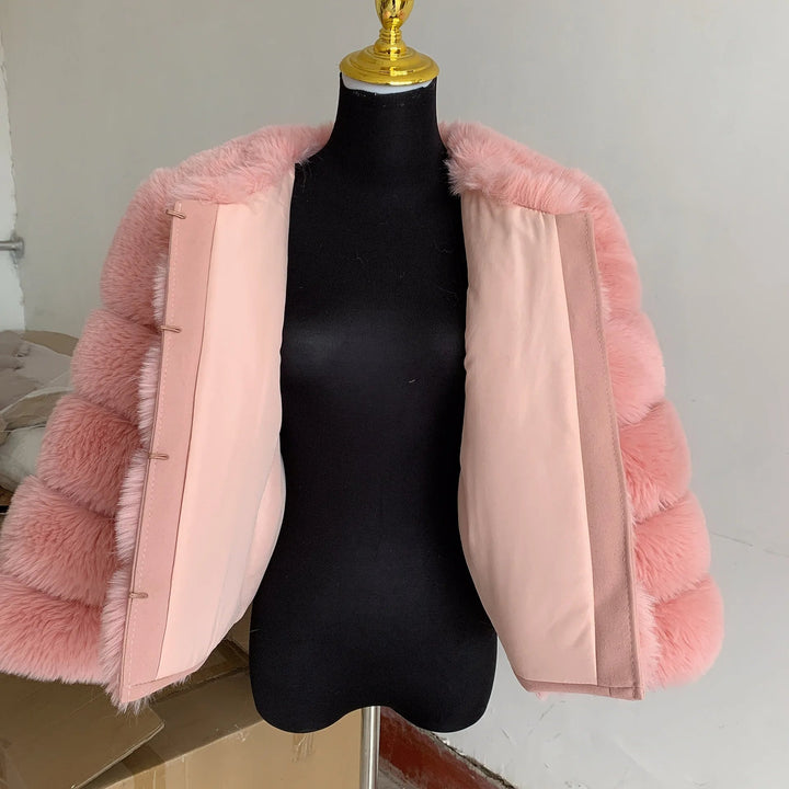 Model draagt elegante dames winterjas. Warme en comfortabele bovenkleding, stijlvolle look voor koude dagen.