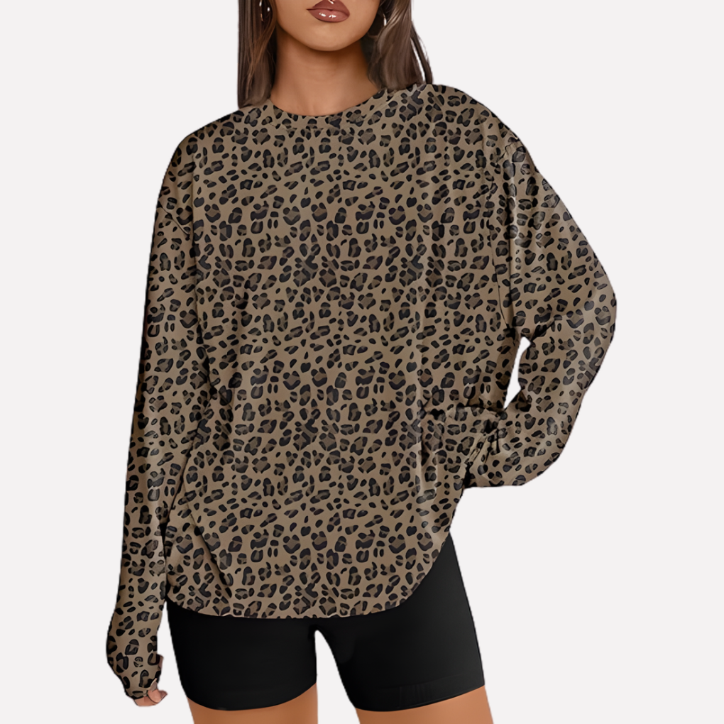Vrouw loopt in comfortabel oversized lang mouw shirt, toont bewegingsvrijheid en stijl.