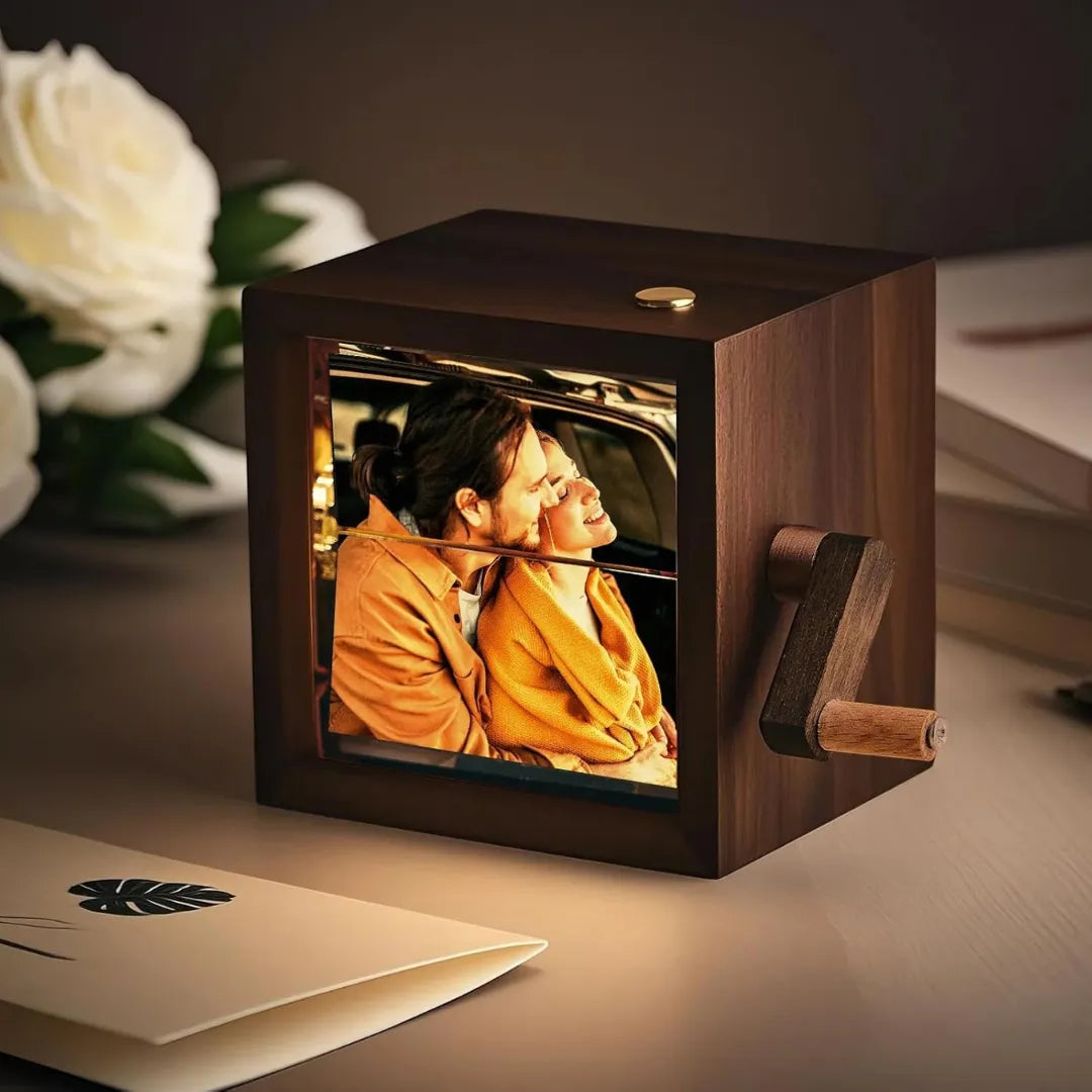 MemoryTurn houten fotodisplay voor het nostalgisch tonen van foto's via een handmatige slinger. Uniek cadeau.