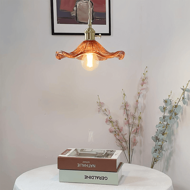 Sfeervolle hibiscus lamp, glas en messing, modern design voor zachte verlichting. Ideaal voor uw huis.
