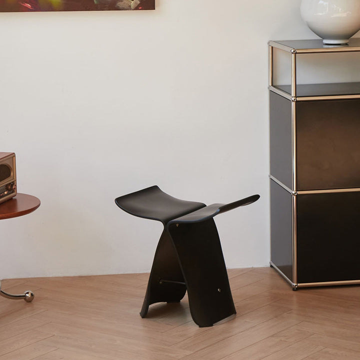 Close-up van de massief houten vlinderkruk, uniek design zitmeubel voor een moderne woonkamer.