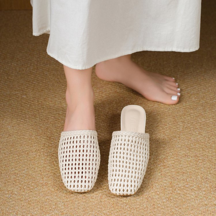 Comfortabele platte damessandaal Breeze, geweven banden, geschikt voor casual zomerse dagen.