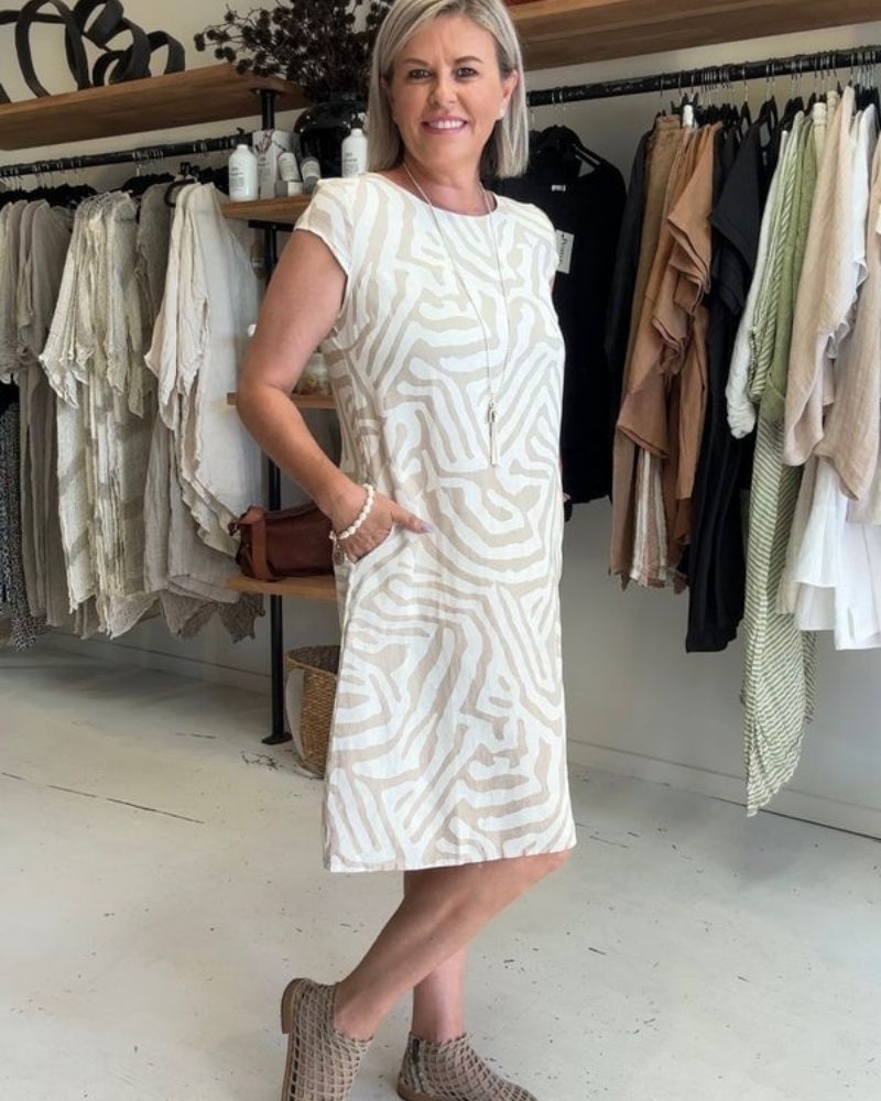Speelse dames jurk met trendy print, een comfortabele keuze voor de zomermaanden.