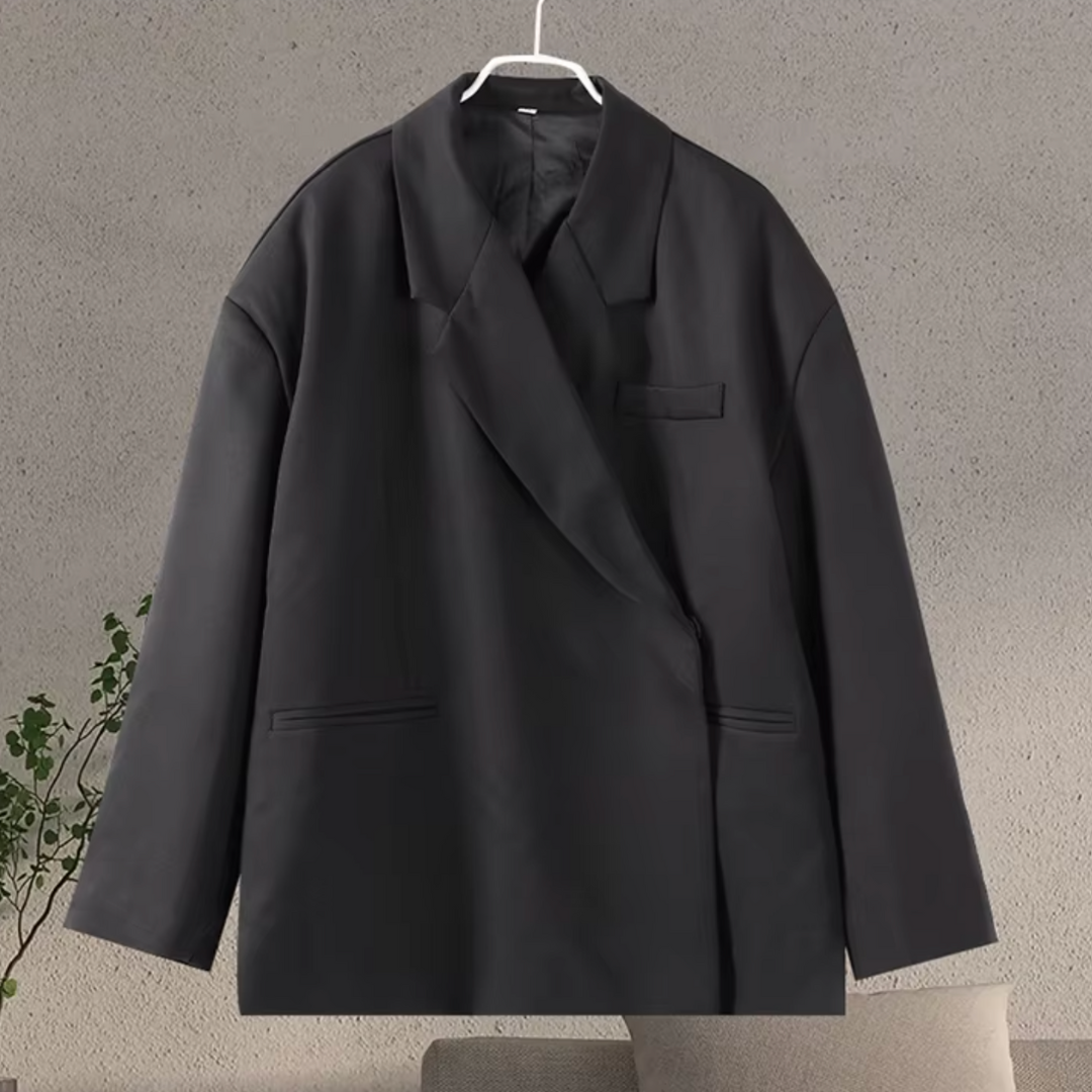 Gedetailleerde close-up van de oversized dames blazer, toont de kwaliteit en moderne snit.