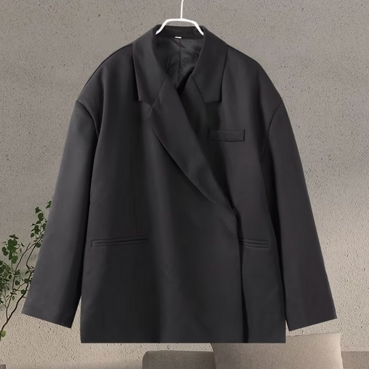 Gedetailleerde close-up van de oversized dames blazer, toont de kwaliteit en moderne snit.