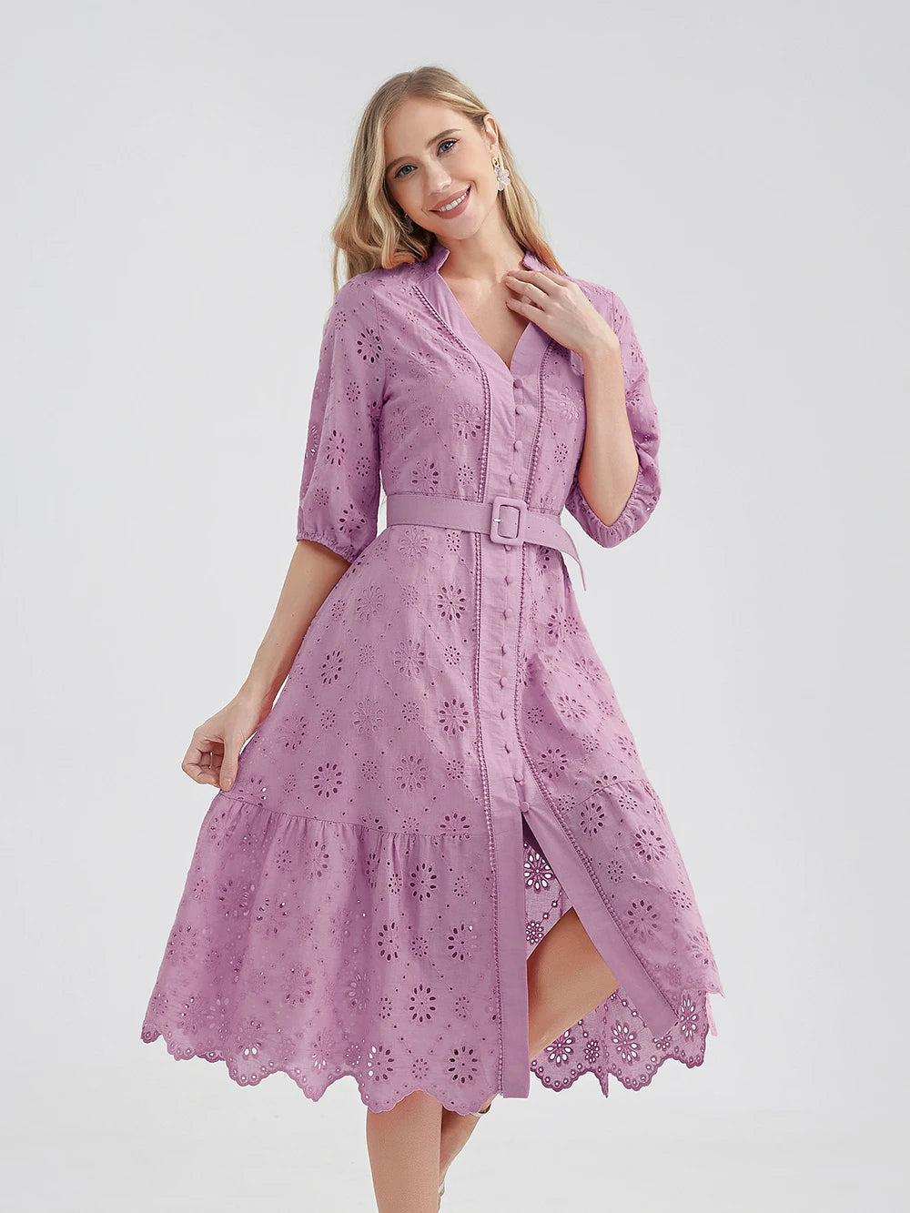 Elegante zomerjurk met V-hals en ruches voor dames, perfect voor vakantie of een dagje uit.