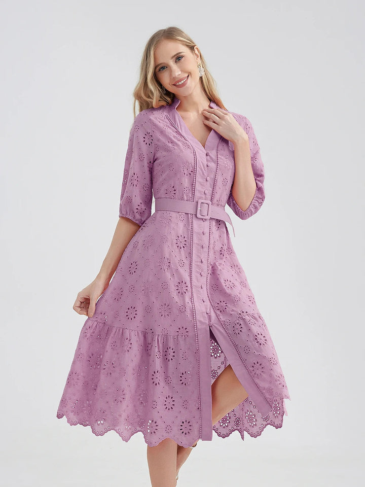 Elegante zomerjurk met V-hals en ruches voor dames, perfect voor vakantie of een dagje uit.