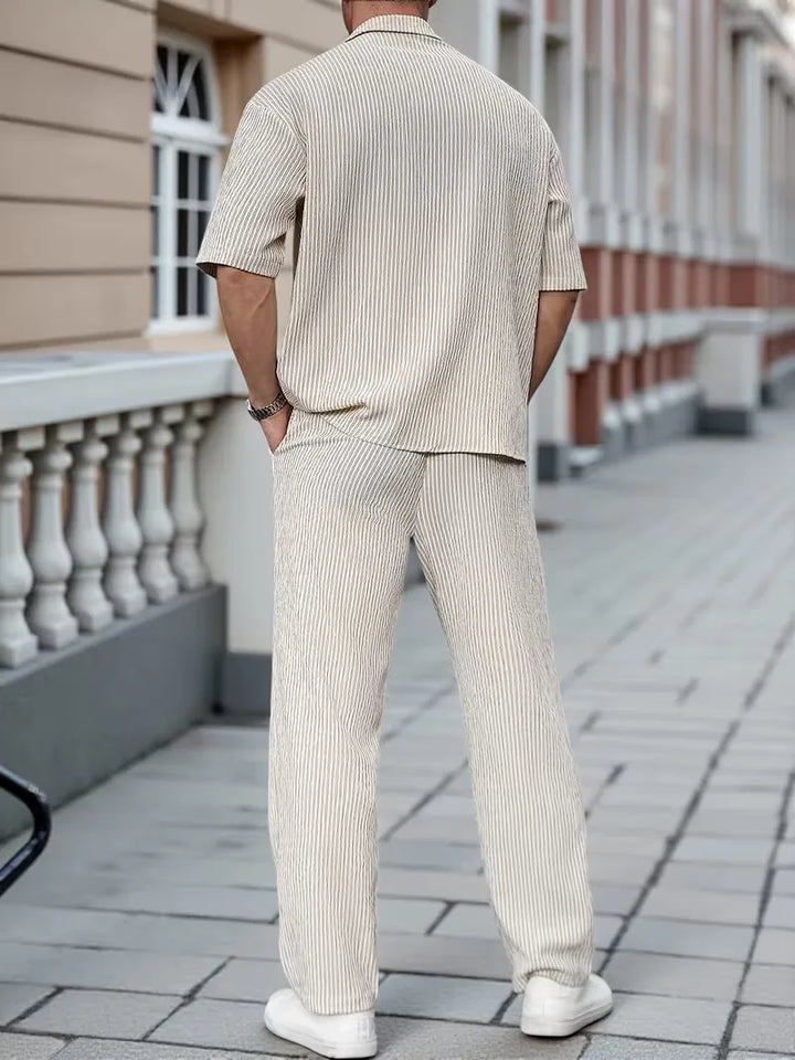 Casual beige heren zomer kledingset met modern V-hals T-shirt en luchtige broek, stijlvol voor de vakantie.