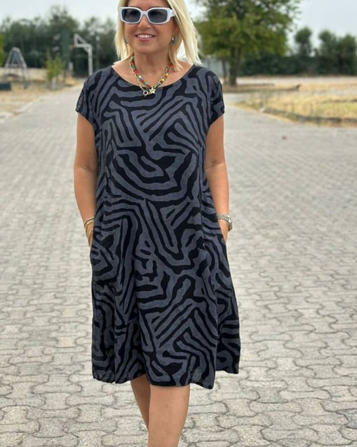 Korte losvallende dames jurk met zomerse print, perfect voor casual comfortabele dagen.