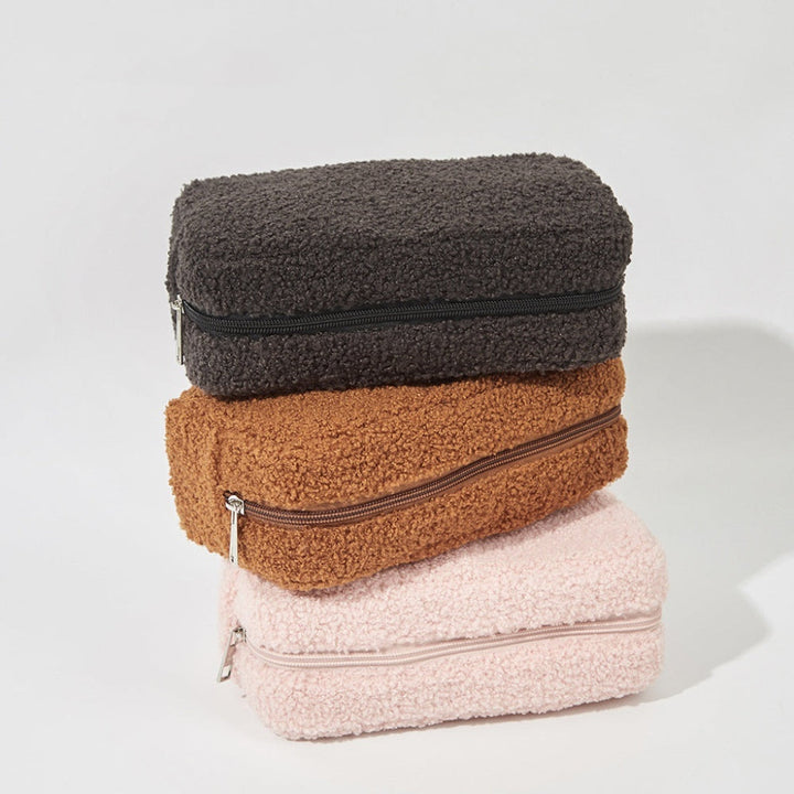 Roze fluwelen make-uptas voor onderweg, een stijlvolle beauty organizer en cosmetische reistas voor dames.