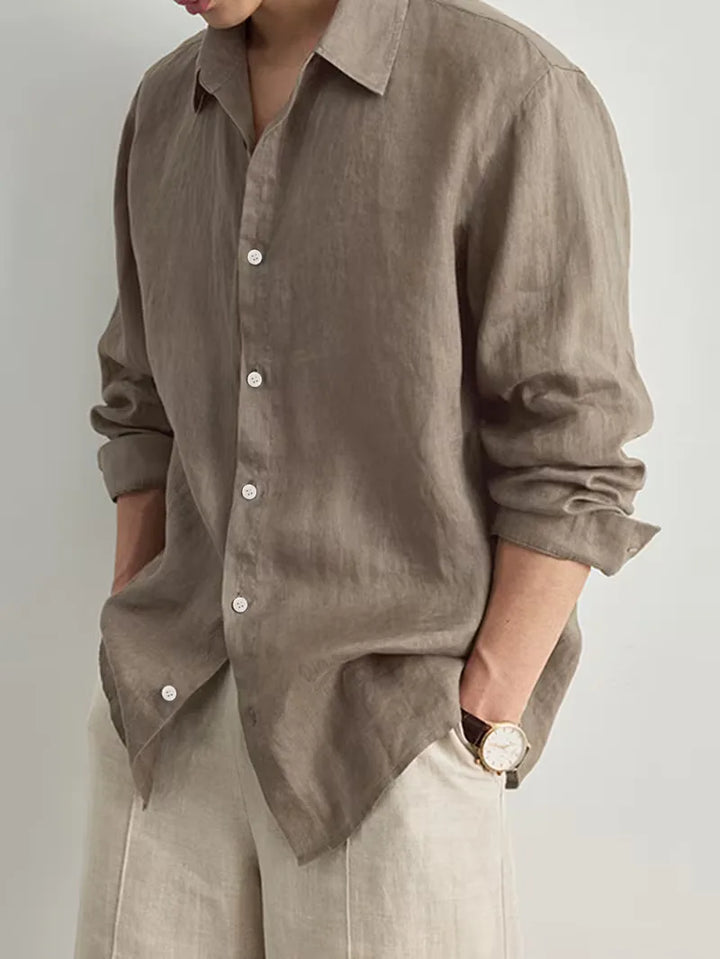 Herenkleding: casual khaki shirt met lange mouwen en diepe V-hals. Comfortabel voor dagelijks gebruik.