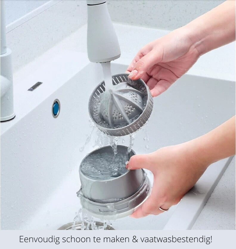 Verse sinaasappelsap stroomt uit de draadloze citruspers, toont de snelheid en frisheid van de sapcentrifuge.