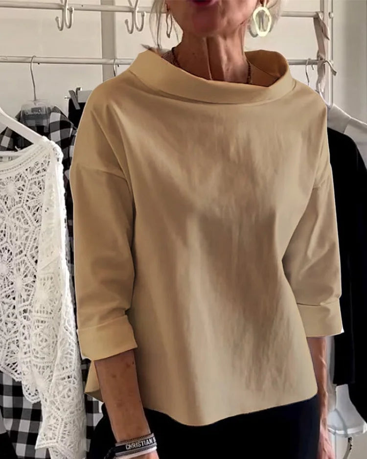 Detail van de damestop: elegante revers en comfortabele halve col. Een veelzijdige basic voor dames.