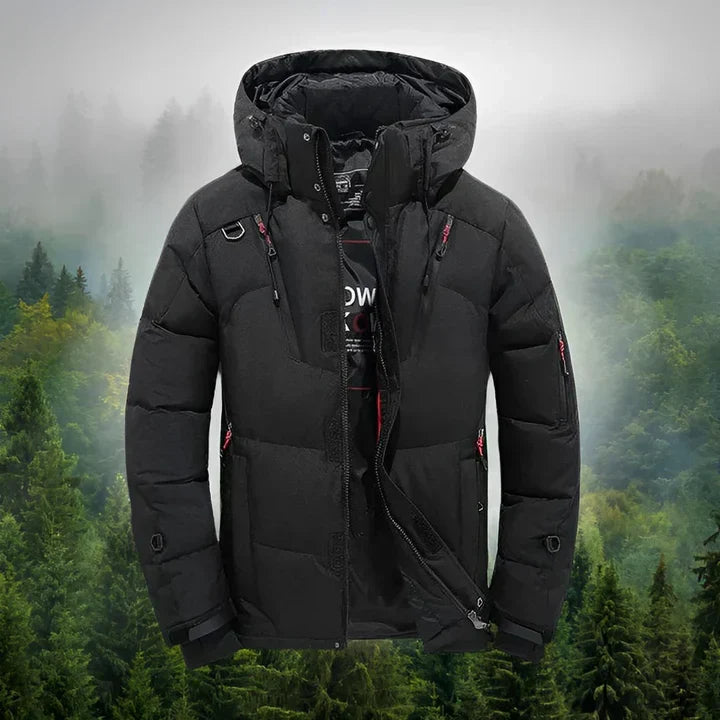 Model draagt een trendy Arctic heren winterjas. Een warme, comfortabele en stijlvolle jas voor koude dagen.