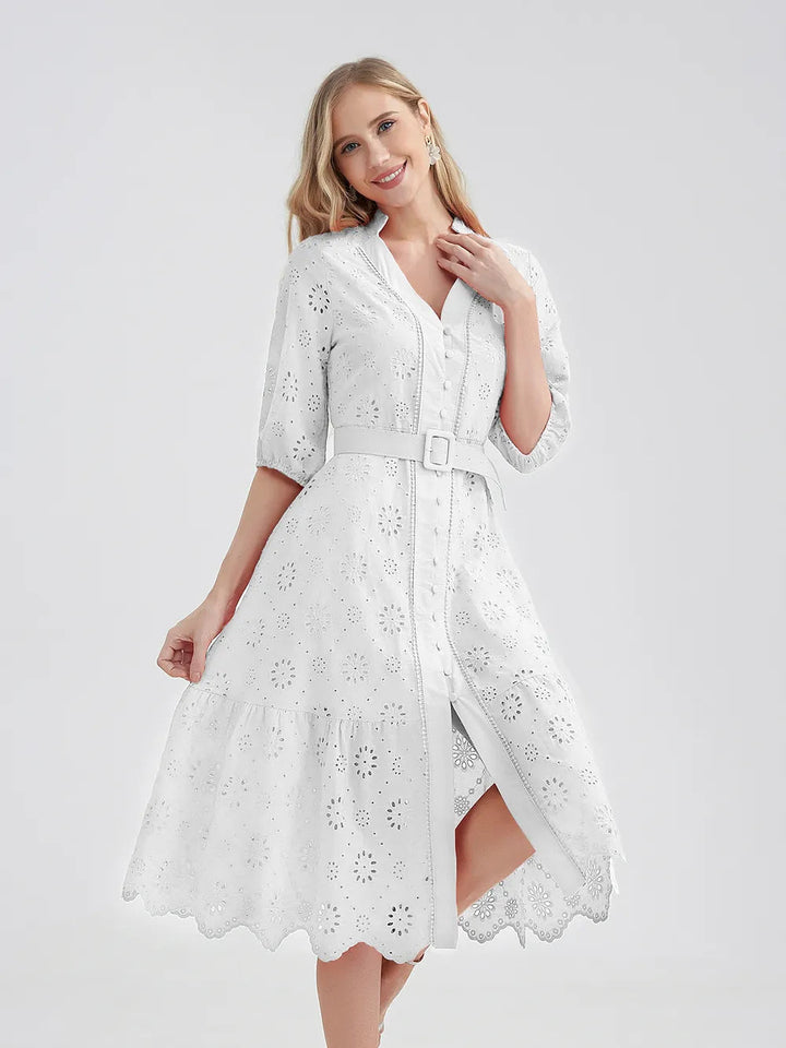 Stijlvolle dames zomerjurk: een combinatie van ruches, V-hals en comfortabel materiaal.