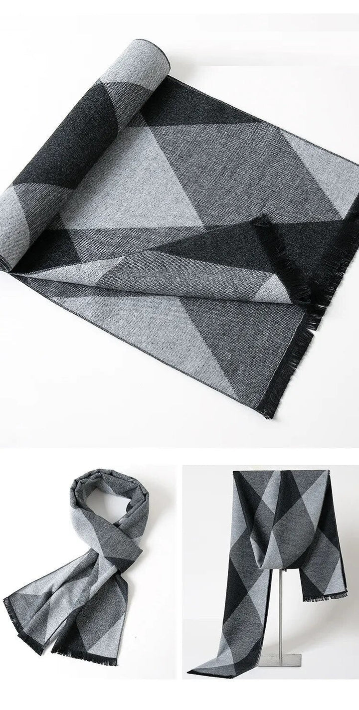 Heren winter accessoire: kasjmier sjaal met ruitpatroon, combineert luxe en warmte.