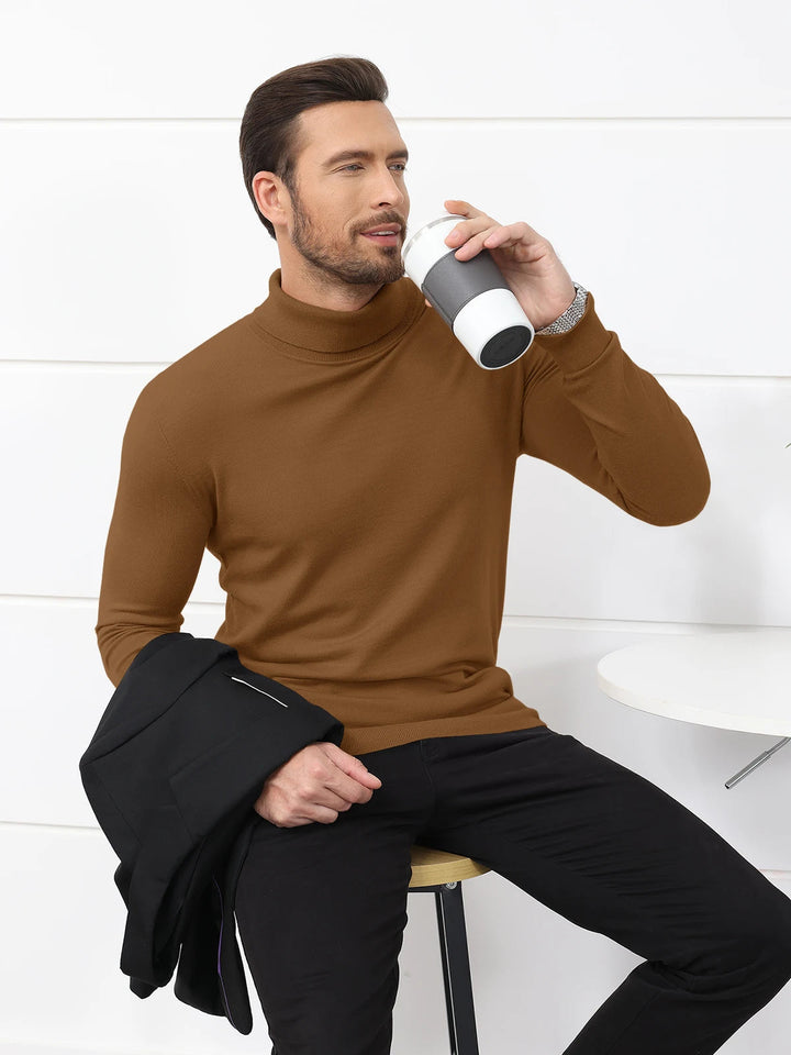 Zijaanzicht stijlvolle gebreide coltrui voor heren, comfortabele wintermode. Warme trui kleding.