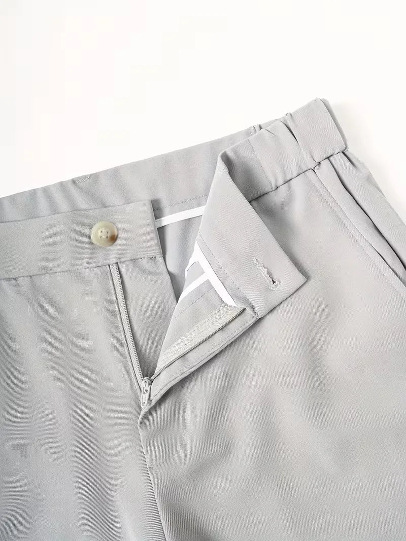 Comfortabele beige heren chino shorts, perfect voor een actieve zomerdag, met handige zijzakken.