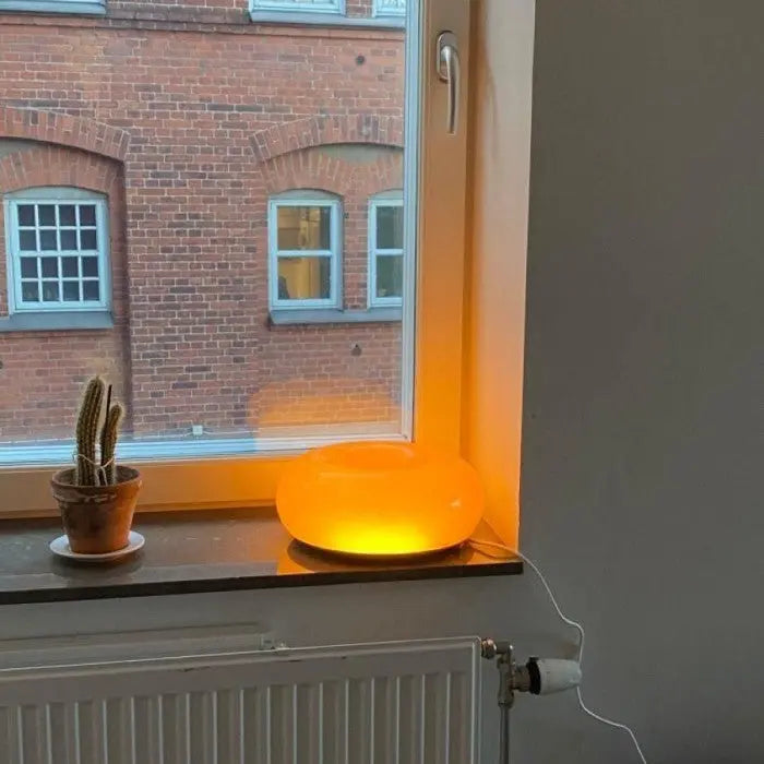Stijlvolle glazen donut LED wandlamp, dimbaar en perfect voor modern interieur design.