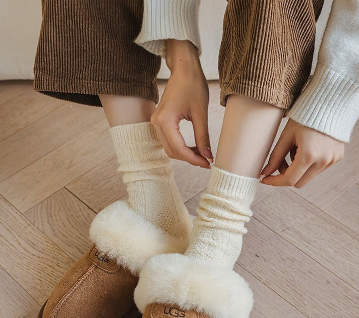 Stijlvolle dames sokken in neutrale kleur; warme, comfortabele winter mode.