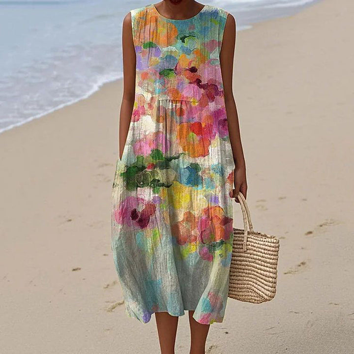 Kleurrijke mouwloze dames zomerjurk met levendige bloemenprint, ideaal als casual of strandjurk voor vakantie.
