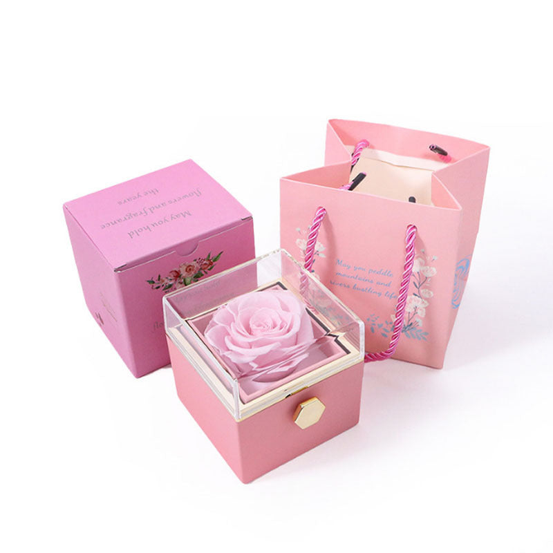 Close-up van de gegraveerde eeuwige roos, een uniek en persoonlijk romantisch geschenk in een bloemenbox.