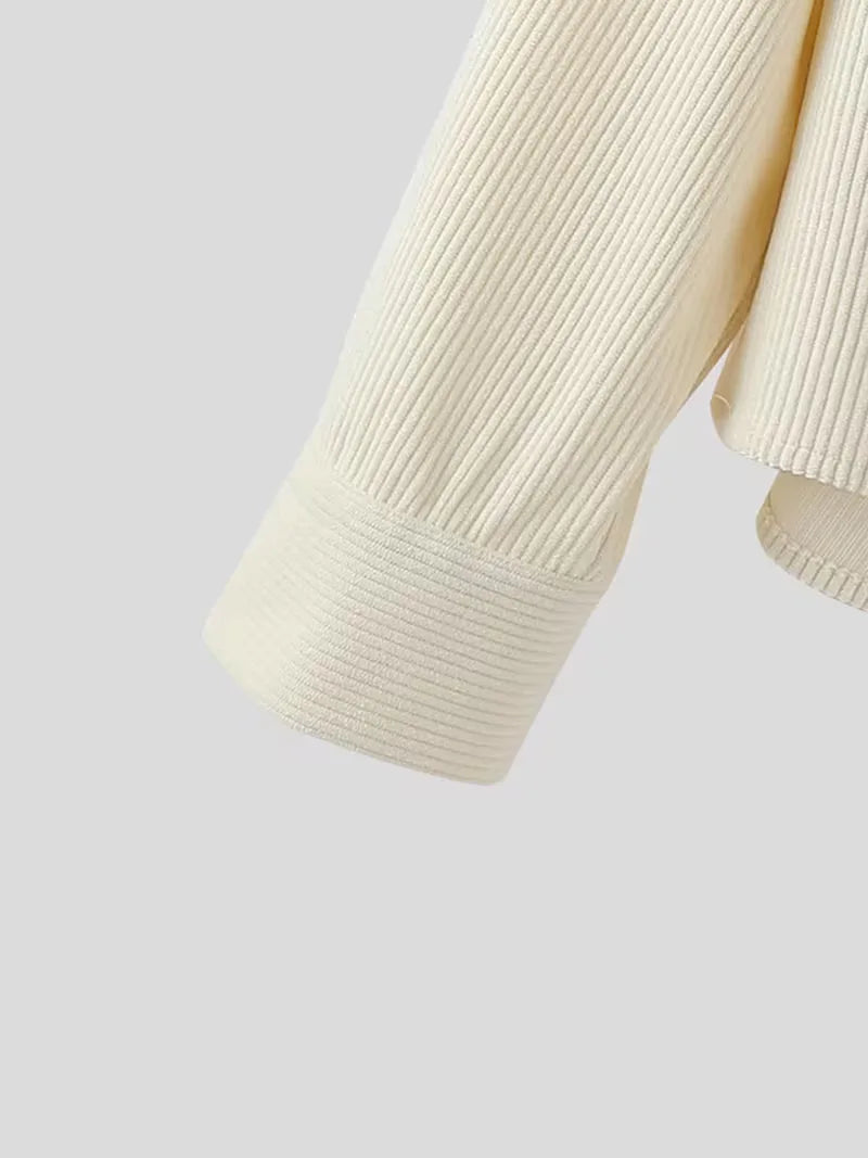 Modern oversized herenoverhemd, V-hals, lange mouwen, essentieel voor een trendy, comfortabele look.