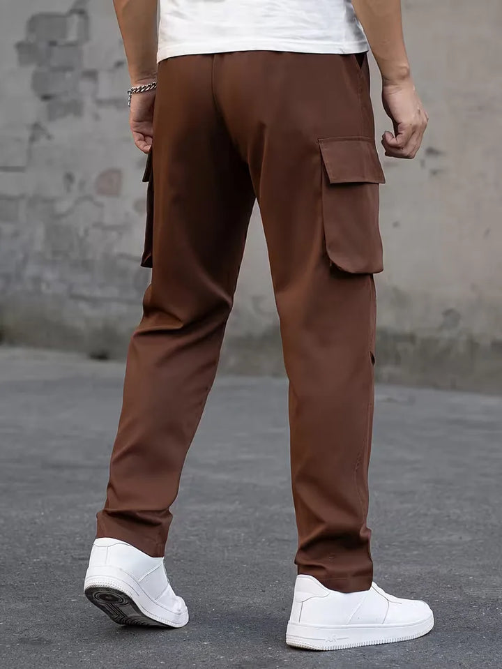 Beige heren cargo broek, rechte pijp, perfect voor een comfortabele lente of herfst look.