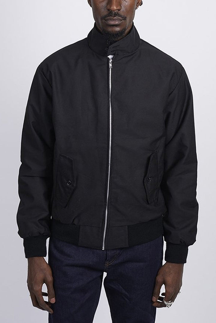 Rood Harrington jack, opvallend en stijlvol, een moderne interpretatie van een klassieker.