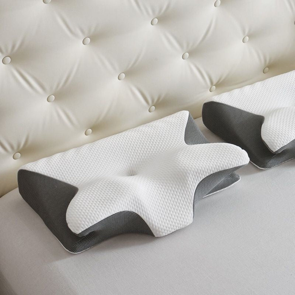 Vlindervormig traagschuim kussen voor ultieme nekondersteuning en ergonomisch slaapcomfort.