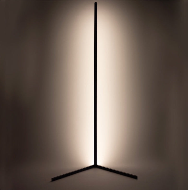 RGB LED hoeklamp met afstandsbediening voor dimbare sfeerverlichting. Creëert kleurrijke ambiance in elk modern interieur.