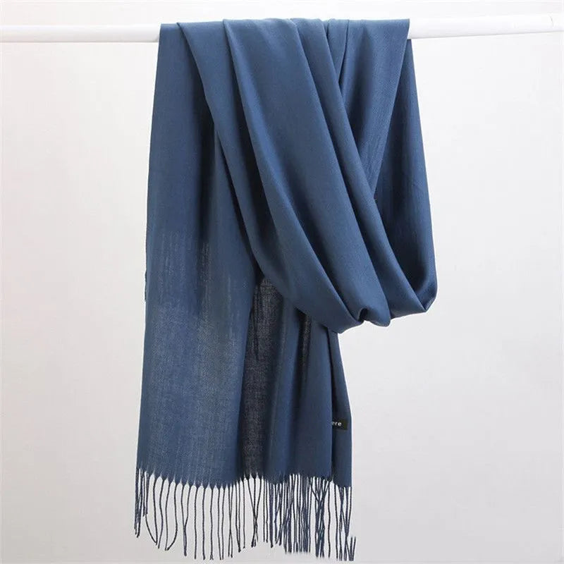 Trendy effen kasjmier sjaal, warme en zachte dames accessoire voor wintermode.