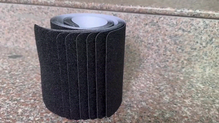 Robuuste antislip trapstrips met sterke grip, ontworpen voor optimale veiligheid op alle trappen, binnen en buiten.