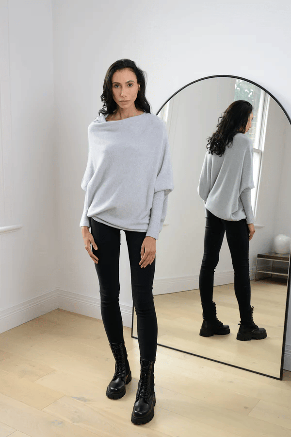 Close-up van de gebreide textuur van de comfortabele off shoulder dames trui.