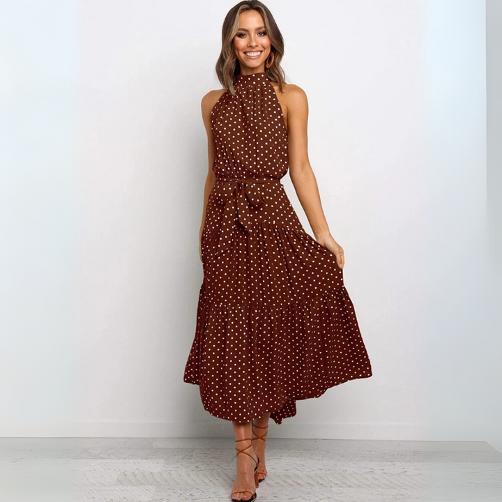 Comfortabele dames midi-jurk met stippenprint en flatterende pasvorm, ideaal voor een relaxte zomer.