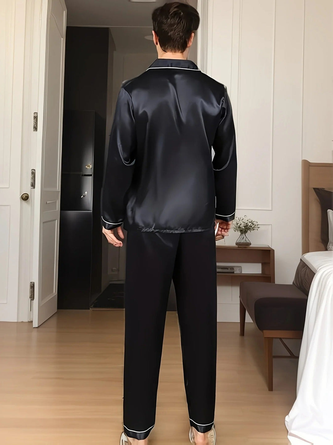 Zijdezachte heren satijnen pyjama Adrian, ademende stof voor comfortabele nachtrust en ontspanning.