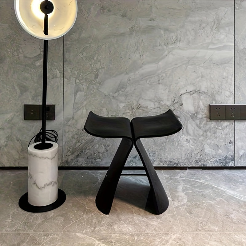 Moderne vlinderkruk van massief hout, een iconisch designkruk zitmeubel dat elke ruimte verrijkt.