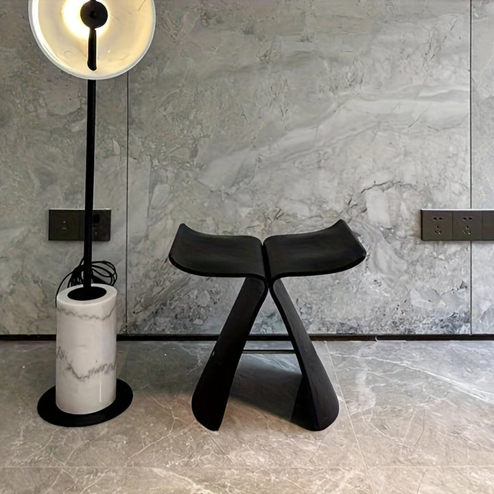 Moderne vlinderkruk van massief hout, een iconisch designkruk zitmeubel dat elke ruimte verrijkt.