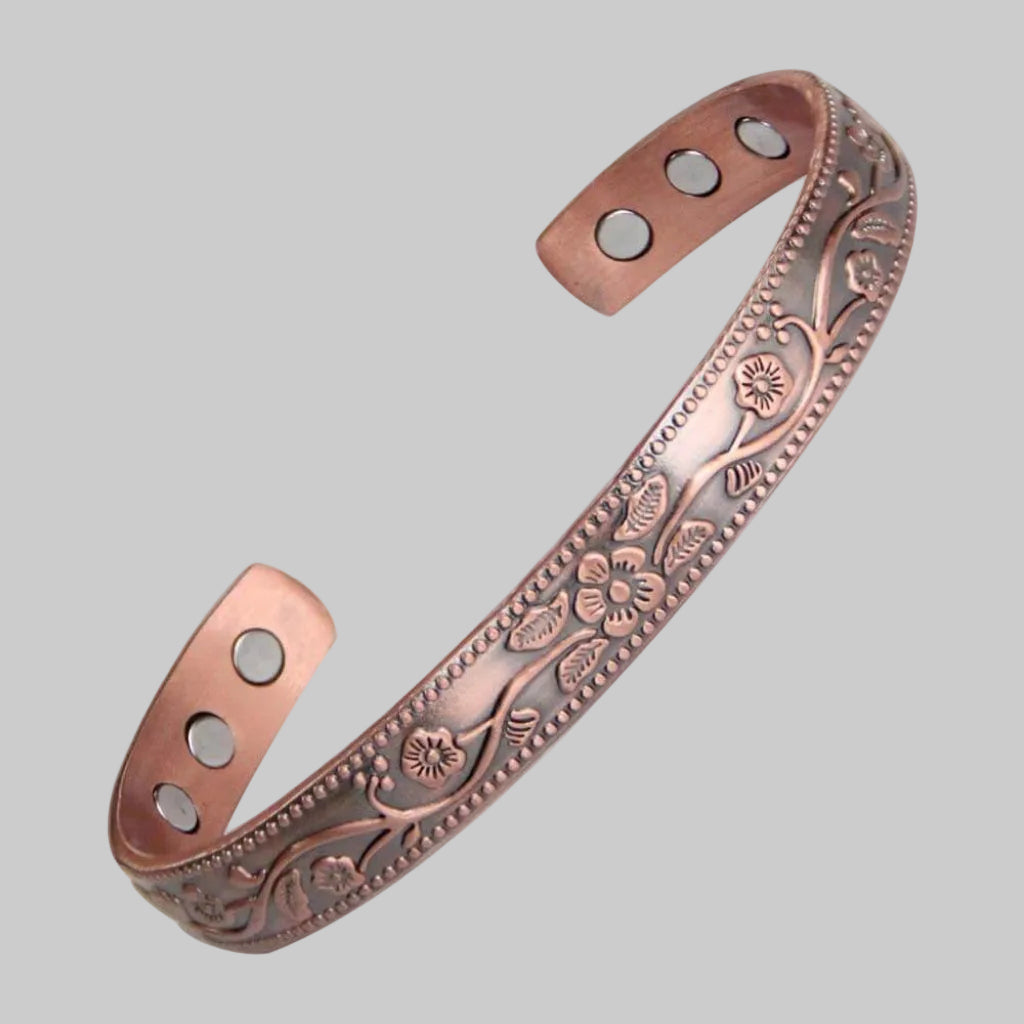 Unisex magnetisch therapie armband elegant om de pols gedragen. Stijlvol zilveren sieraad voor dagelijks gebruik.
