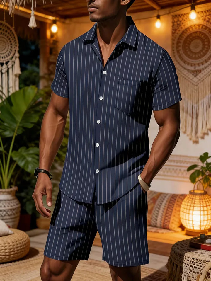 Modieuze tweedelige heren zomeroutfit: V-hals shirt & korte broek, perfect voor strand.