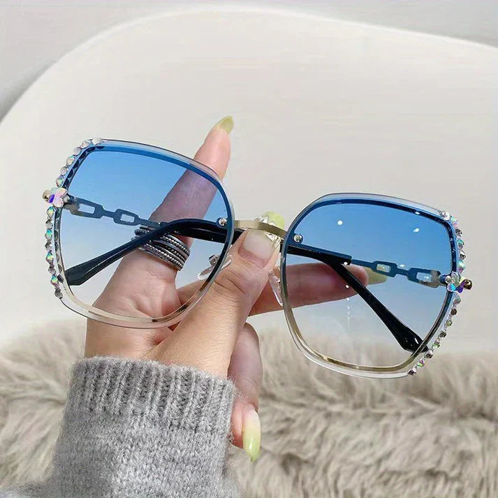 Dames randloze zonnebril met glinsterende kristallen, stijlvol en modern voor glamour looks.