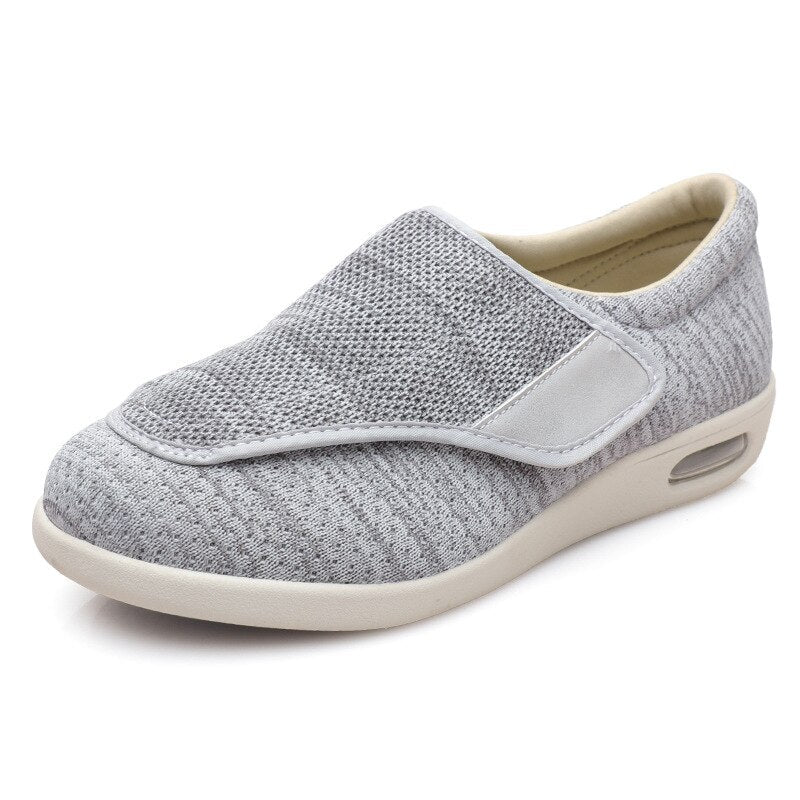 Unisex diabetici schoenen ComfortEase gedragen, tonen comfort en brede pasvorm voor gevoelige voeten.