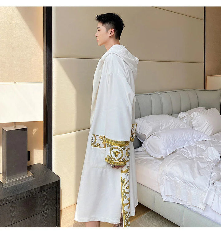 Heerlijke fluwelen herenbadjas, ideaal voor momenten van pure ontspanning en comfort.