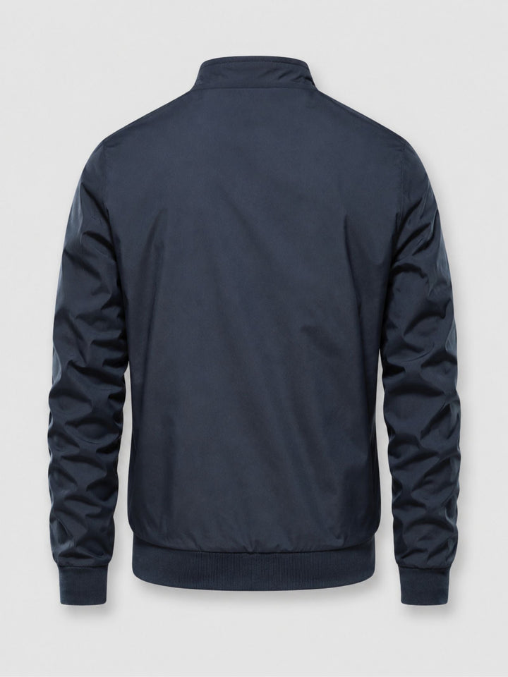 Model toont heren bomberjack met opstaande kraag en ritssluiting, een casual regular fit voor elke dag.