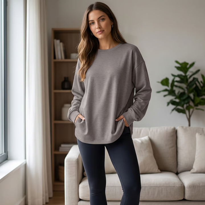Vrouw draagt comfortabel oversized lang mouw shirt, ideaal voor dagelijkse casual mode.