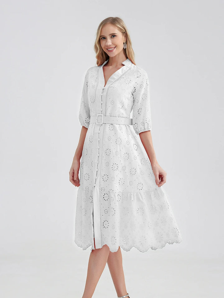Comfortabele damesjurk met vrolijke ruches en diepe V-hals, ideaal voor de zomer.