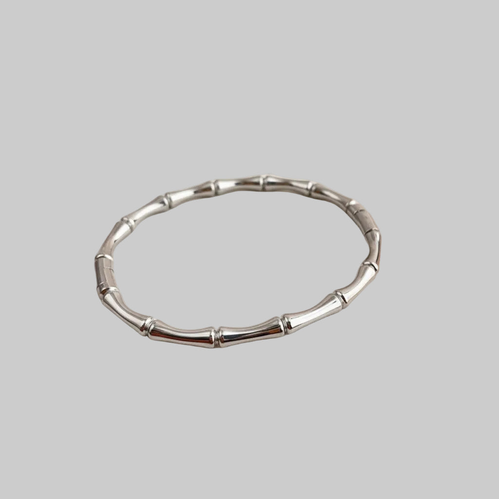 Elegante roségouden dames bamboeschakel armband. Minimalistisch ontwerp van titanium staal. Perfect accessoire.