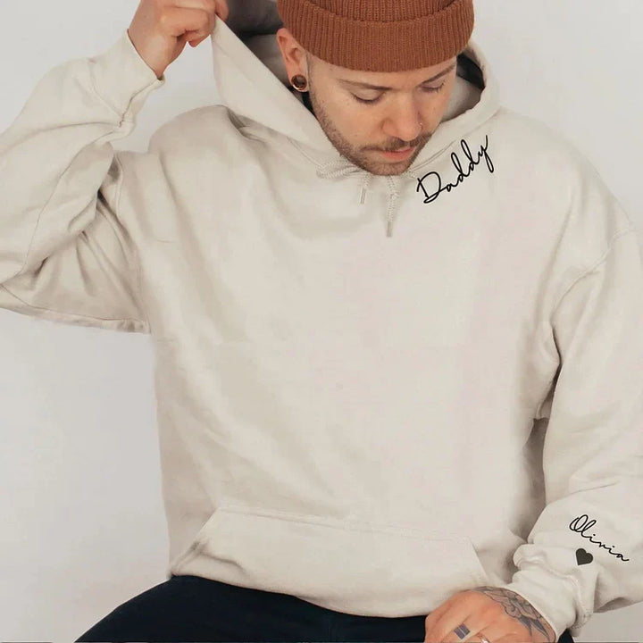 Detail van de gepersonaliseerde hoodie met custom namen. Uniek cadeau voor ouders.