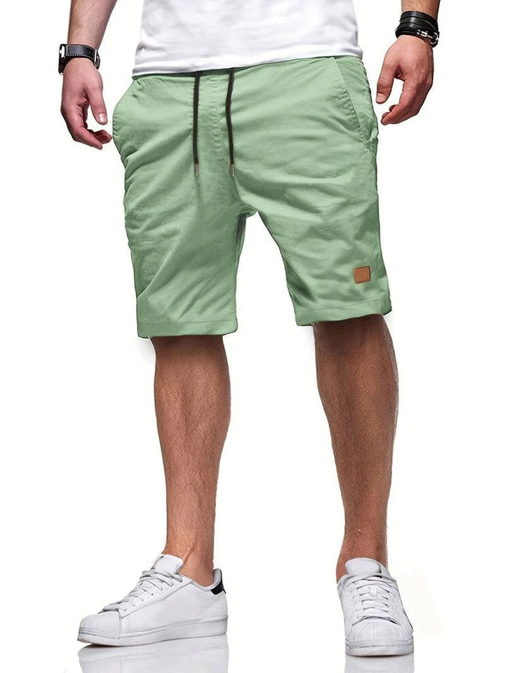 Achterkant van de heren korte broek. Klassiek design met nadruk op comfort en bewegingsvrijheid.