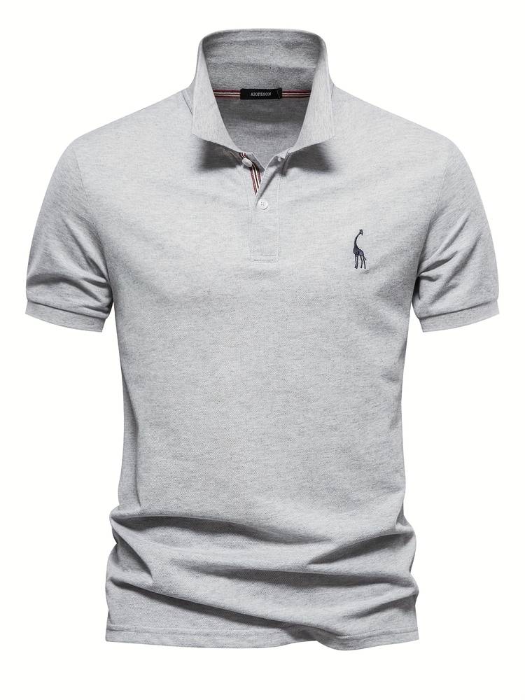 Casual heren polo: De Milo in een ontspannen setting, perfect voor een stijlvolle vrijetijdslook.